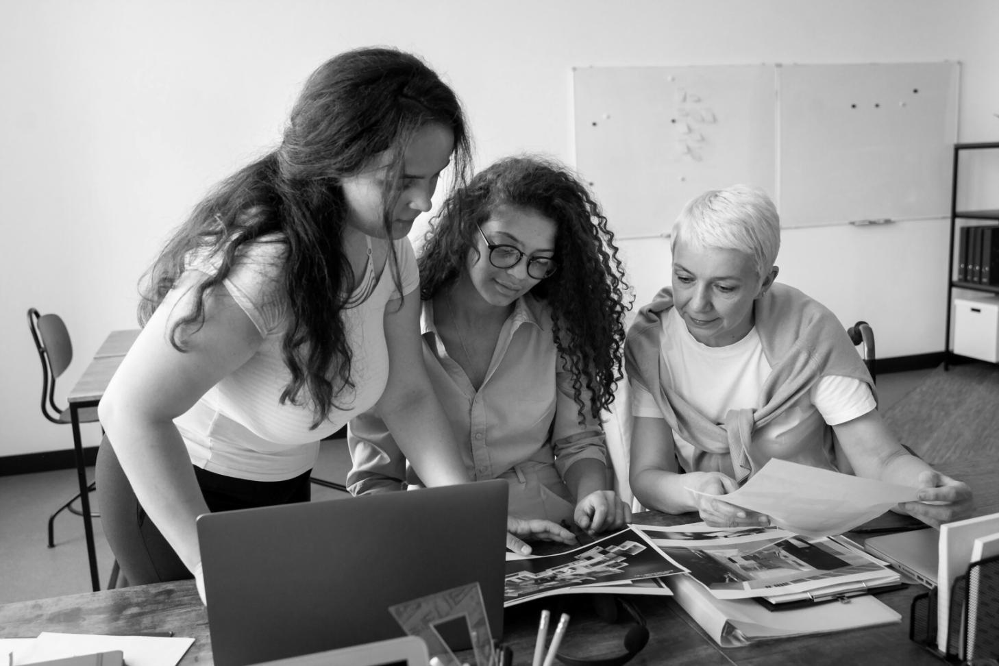 Professionisti finanziari al lavoro su strategie di budgeting